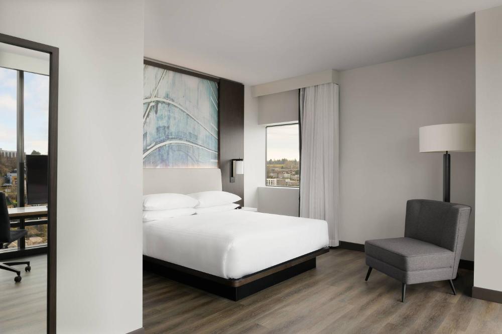 Executive Suite, 1 King, Corner room interior
