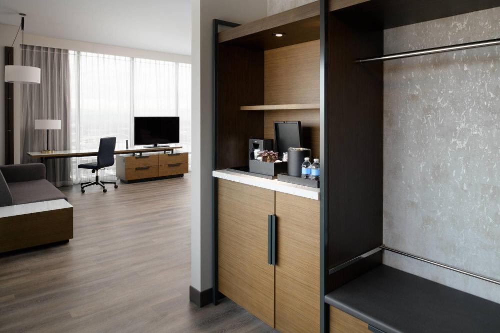 Executive Suite, 1 King, Sofa bed, City view, Corner room interior